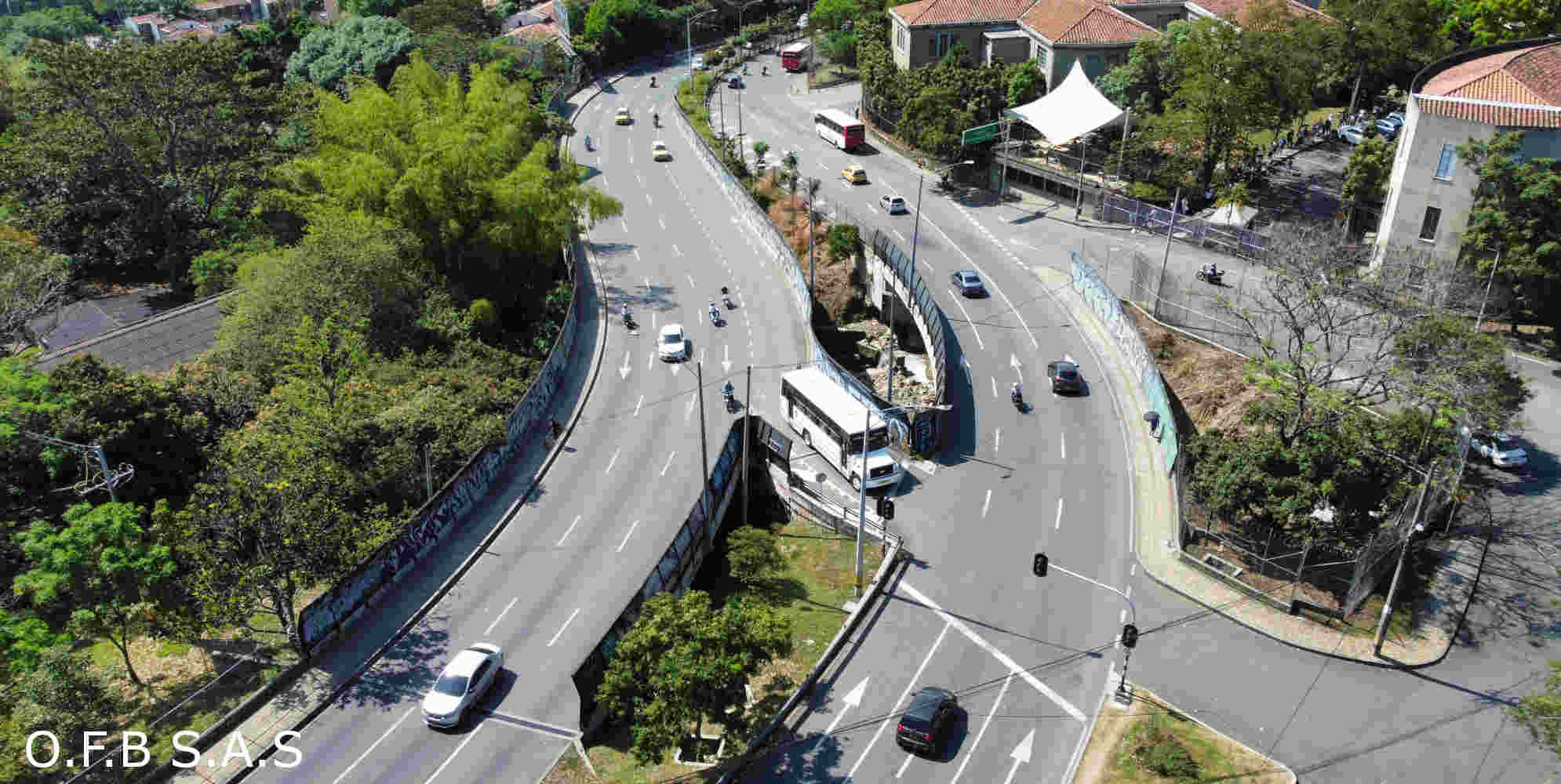 Puentes vehiculares sobre la carrera 80 desde el ingreso de la facultad de Minas